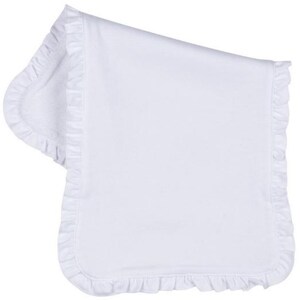 Peut inclure: Une couverture blanche pour b&eacute;b&eacute; avec un bord &agrave; volants. La couverture est faite d'une mati&egrave;re douce et moelleuse et pr&eacute;sente un design simple et &eacute;l&eacute;gant. La couverture est pli&eacute;e, montrant le bord &agrave; volants.