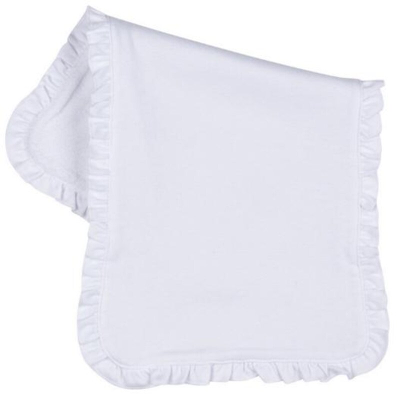 Peut inclure: Une couverture blanche pour b&eacute;b&eacute; avec un bord &agrave; volants. La couverture est faite d'une mati&egrave;re douce et moelleuse et pr&eacute;sente un design simple et &eacute;l&eacute;gant. La couverture est pli&eacute;e, montrant le bord &agrave; volants.