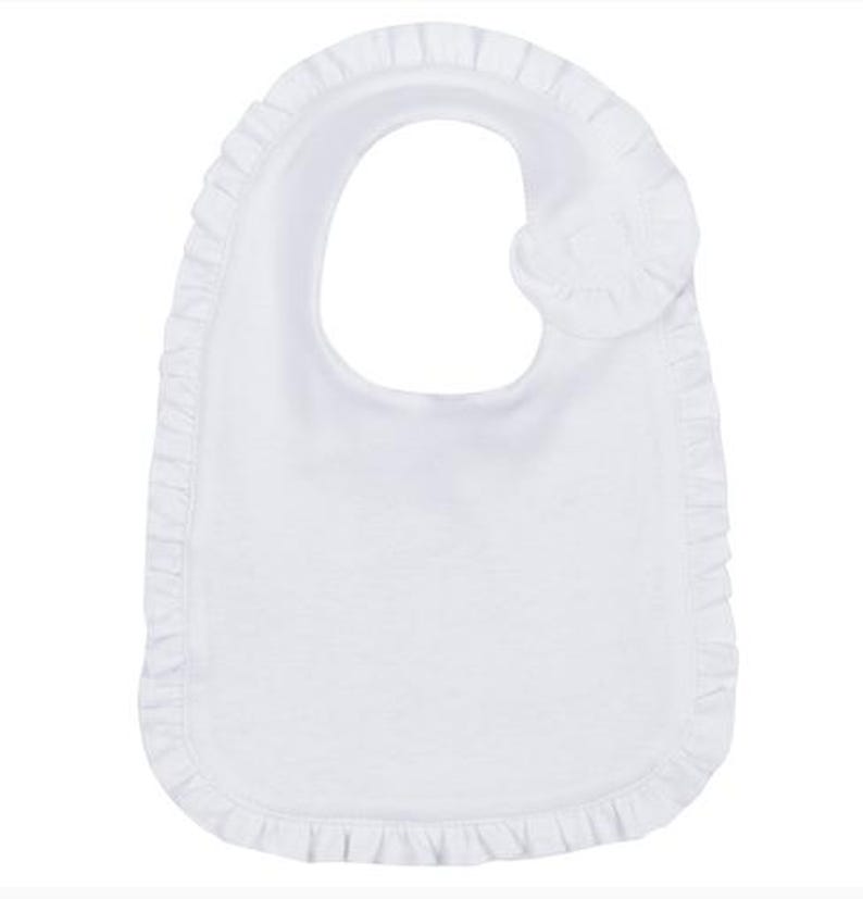Peut inclure: Un bavoir blanc avec une bordure &agrave; volants. Le bavoir a un fond arrondi et une ouverture pour le cou avec un petit d&eacute;tail de volant sur le c&ocirc;t&eacute;. Le bavoir est en tissu blanc doux.