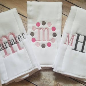 Juego de paños para eructar bordados personalizados: Monograma para bebé niña, juego de 3