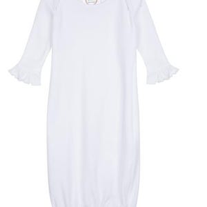 Peut inclure: Une robe de b&eacute;b&eacute; blanche avec des manches longues et des poignets &agrave; volants. La robe a un col rond et un cordon de serrage en bas. Une petite &eacute;tiquette est visible pr&egrave;s du col. La robe est en tissu doux et l&eacute;ger.