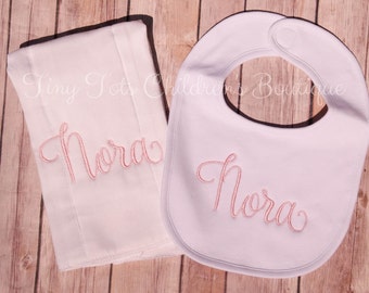 Ensemble personnalisé de bavoirs et de tissus de rot - Ensemble de tissus et de bavoirs monogrammés - Cadeau de bébé brodé - Baby Shower - Nouveau-né