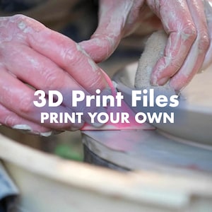 Può includere: Uno strumento da vasaio in plastica rosa utilizzato per modellare un recipiente di argilla su un tornio. Il testo 3D Print Files PRINT YOUR OWN è sovrapposto in bianco. Lo strumento è tenuto contro il bordo curvo dell'argilla grigia.