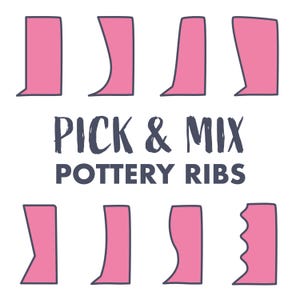 Könnte beinhalten: Auf weißem Hintergrund sind acht rosa Töpferrippen mit dunkelblauen Umrissen abgebildet. Der Text „PICK & MIX POTTERY RIBS“ ist in Dunkelblau geschrieben, wobei die Wörter „PICK & MIX“ handschriftlich gestaltet sind.