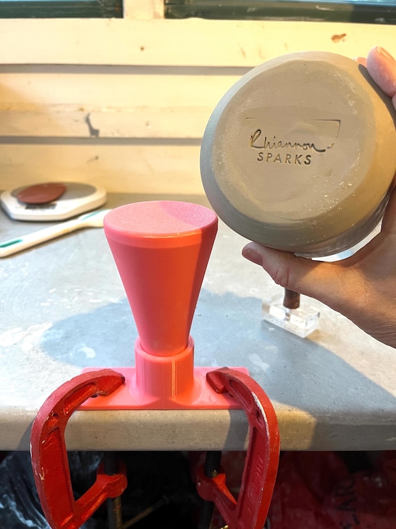 Ver en Etsy: Pottery platform for stamping the base of your pots. Tall press attachment for The Mini Tabletop Clay Extruder or stand alone. Pottery platform for stamping the base of your pots. Tall press attachment for The Mini Tabletop Clay Extruder or stand alone.
