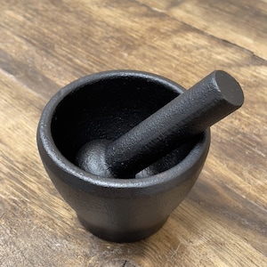 Kleiner Gusseisen-Stöß & Mörser für Kräuter und Gewürze, klein, im traditionellen Stil, schwarz von Victor Kochgeschirr