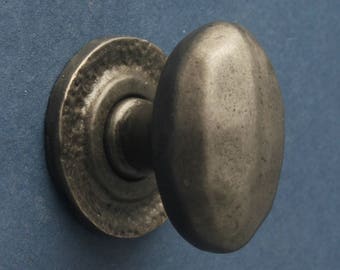 Boutons de placard en fonte Poignées d'armoires de cuisine ~ Boutons de porte de tiroir Shaker traditionnel rustique ovale en fonte grise lourde - CN-18