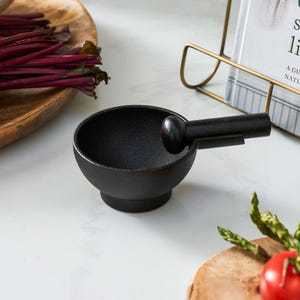 Grote gietijzeren vijzel kruiden en specerijen klein massief gemaakt in traditionele stijl zwart van Victor Kookgerei Cadeau Vader Koken Chef Keuken