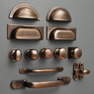 Gegossenes gealtertes Messing Küchenschrank Griffe Hardware | Shropshire Shaker Küche Knöpfe & Griffe