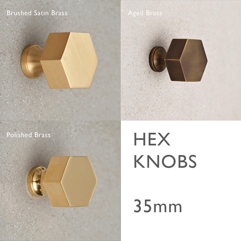 Puede incluir: Pomos hexagonales para armarios en acabado lat&oacute;n satinado cepillado, lat&oacute;n envejecido y lat&oacute;n pulido. Los pomos tienen un tama&ntilde;o de 35 mm. HEX KNOBS 35mm