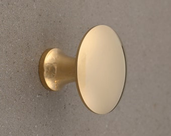 Polerowana gałka mosiężna – uchwyt do szuflady w stylu vintage