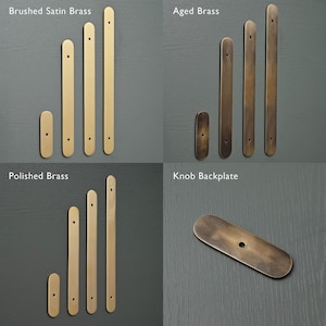 Puede incluir: Cuatro acabados diferentes de tiradores de cajones de lat&oacute;n, incluyendo lat&oacute;n satinado cepillado, lat&oacute;n envejecido, lat&oacute;n pulido y una placa posterior de pomo. Los tiradores son todos de forma rectangular y tienen un dise&ntilde;o sencillo.