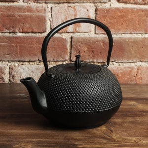 Cast Iron Japanese Tea Pot Teapot / Kettle Large 1.5L Solid Made Traditional Oriental Decorative Style Black by Victor Cookware - CWE060