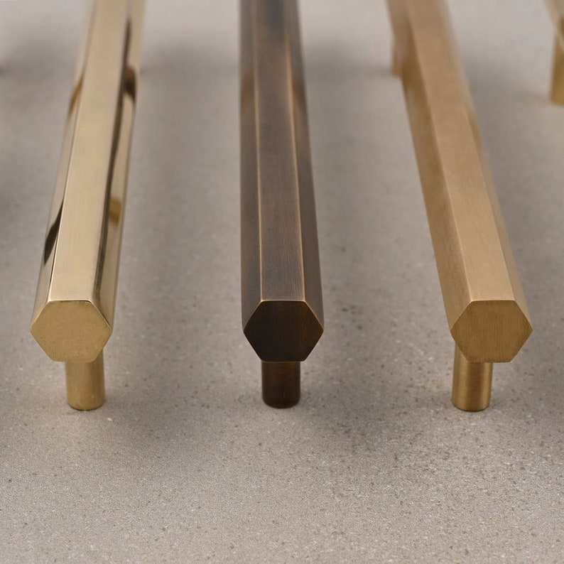 Tiradores y pomos hexagonales de latón macizo / Tiradores para armarios de cocina. Acabados modernos en latón pulido y satinado envejecido. Alta calidad. imagen 4
