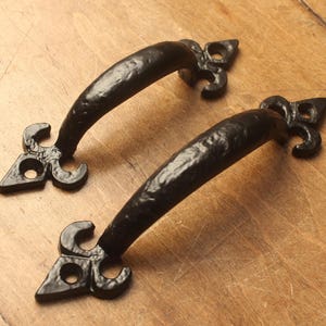 1 x Cast Iron Fleur De Lys Handle - Ornate Victorian Antique Style Drawer Pulls Cabinet Kitchen Cupboard Door Pulls Black & Iron - 5, 6&quot;