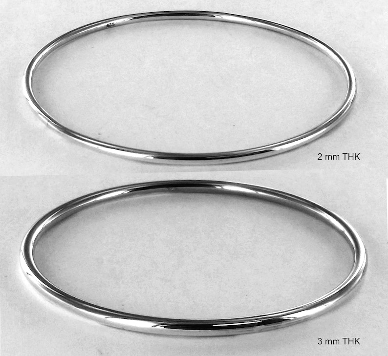 Pu&ograve; includere: Due braccialetti in argento, uno con uno spessore di 2 mm e l'altro con uno spessore di 3 mm.