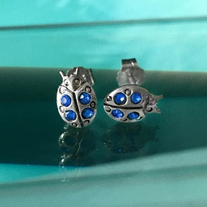 925 Solidne srebro próby 925 LADYBUG z Mystique Blue CZ/LADYBIRD kolczyki/biżuteria przyrodnicza/biżuteria zwierzęca- małe- oksydowane- sztyfty