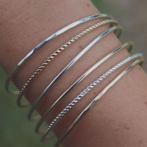Bracciale rigido in argento Sterling • Bracciale rigido impilabile in argento Sterling 925 lucido • 2 mm 2,5 mm 3 mm 4 mm • Unisex minimalista - Tubo rotondo slip-on, lucido immagine 4