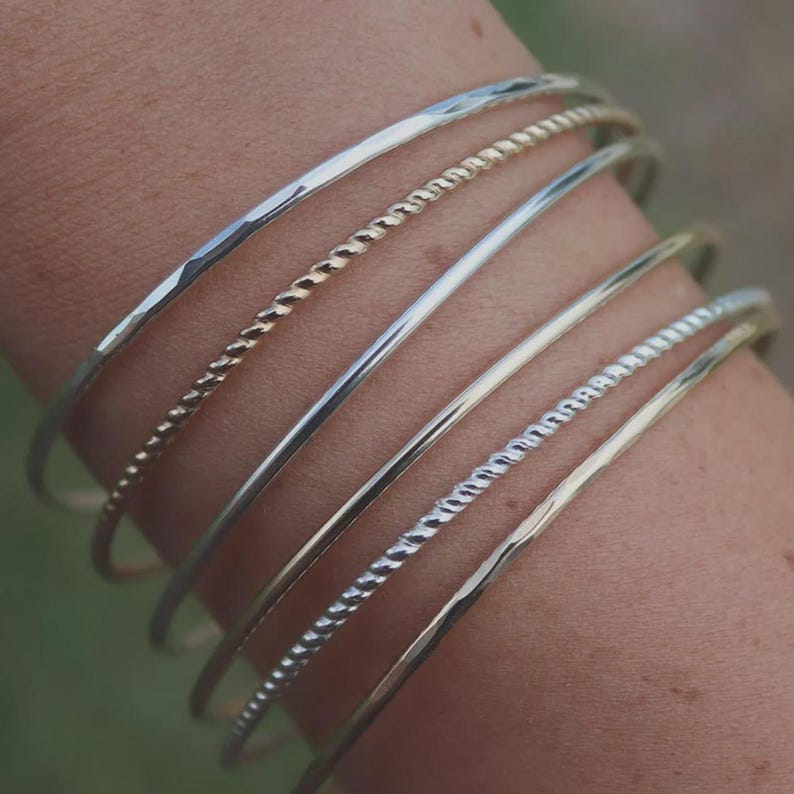 Bracciale rigido in argento Sterling • Bracciale rigido impilabile in argento Sterling 925 lucido • 2 mm 2,5 mm 3 mm 4 mm • Unisex minimalista - Tubo rotondo slip-on, lucido immagine 4