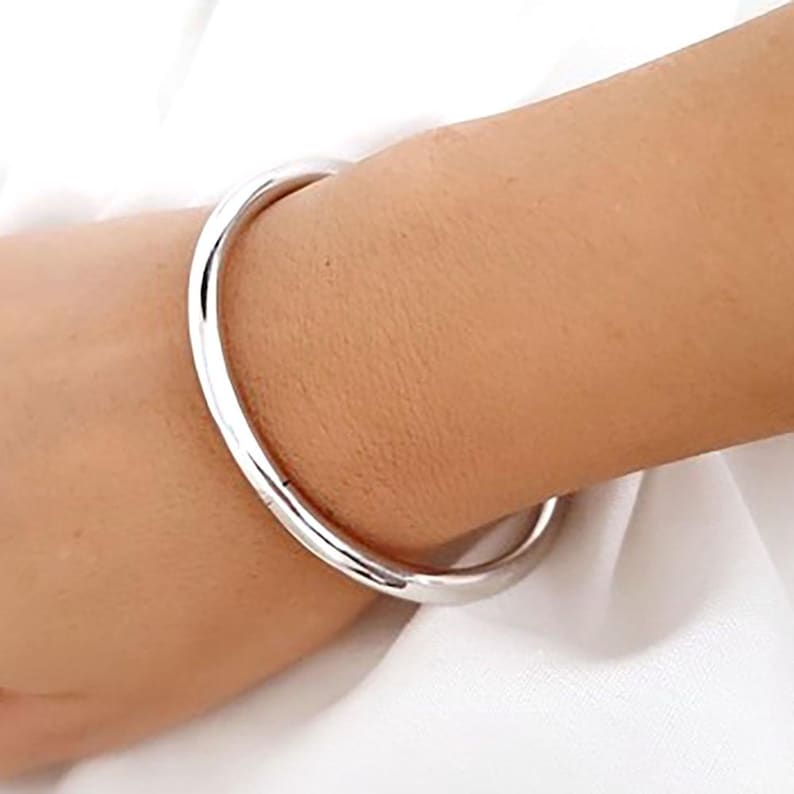 Bracciale rigido in argento Sterling • Bracciale rigido impilabile in argento Sterling 925 lucido • 2 mm 2,5 mm 3 mm 4 mm • Unisex minimalista - Tubo rotondo slip-on, lucido immagine 3