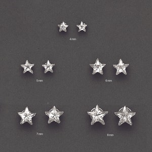 Può includere: Set di orecchini a forma di stella argentati con pietre di zircone cubico trasparenti. Gli orecchini sono disponibili in quattro misure: 4 mm, 5 mm, 6 mm, 7 mm e 8 mm.