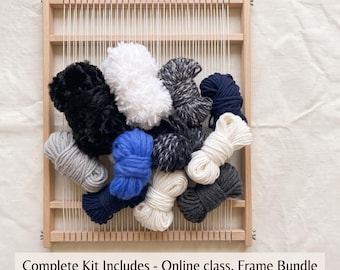 Puede incluir: Un marco de telar rectangular de madera con hilos de urdimbre verticales blancos y una colección de ovillos de lana en negro, blanco, gris, azul y azul marino. El texto dice: Complete Kit Includes - Online class, Frame Bundle and Fiber Bundle in Color Palette of Your Choice.