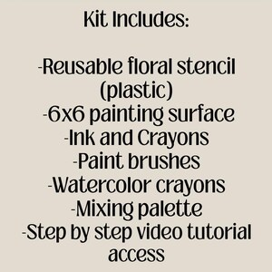 Puede incluir: Un kit que incluye una plantilla floral reutilizable, una superficie de pintura de 15x15 cm, tinta, crayones, pinceles, crayones de acuarela, una paleta de mezcla y acceso a un tutorial en v&iacute;deo. Texto negro sobre fondo beige.