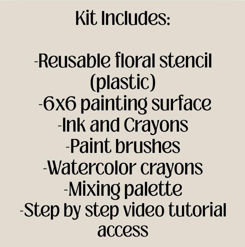 Puede incluir: Un kit que incluye una plantilla floral reutilizable, una superficie de pintura de 15x15 cm, tinta, crayones, pinceles, crayones de acuarela, una paleta de mezcla y acceso a un tutorial en v&iacute;deo. Texto negro sobre fondo beige.