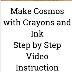 Puede incluir: Un kit de pintura con una acuarela de flores de cosmos moradas y azules. El kit incluye una caja con una pintura, un pincel, una plantilla y materiales de arte. Tambi&eacute;n se ve el texto "Make Cosmos with Crayons and Ink".