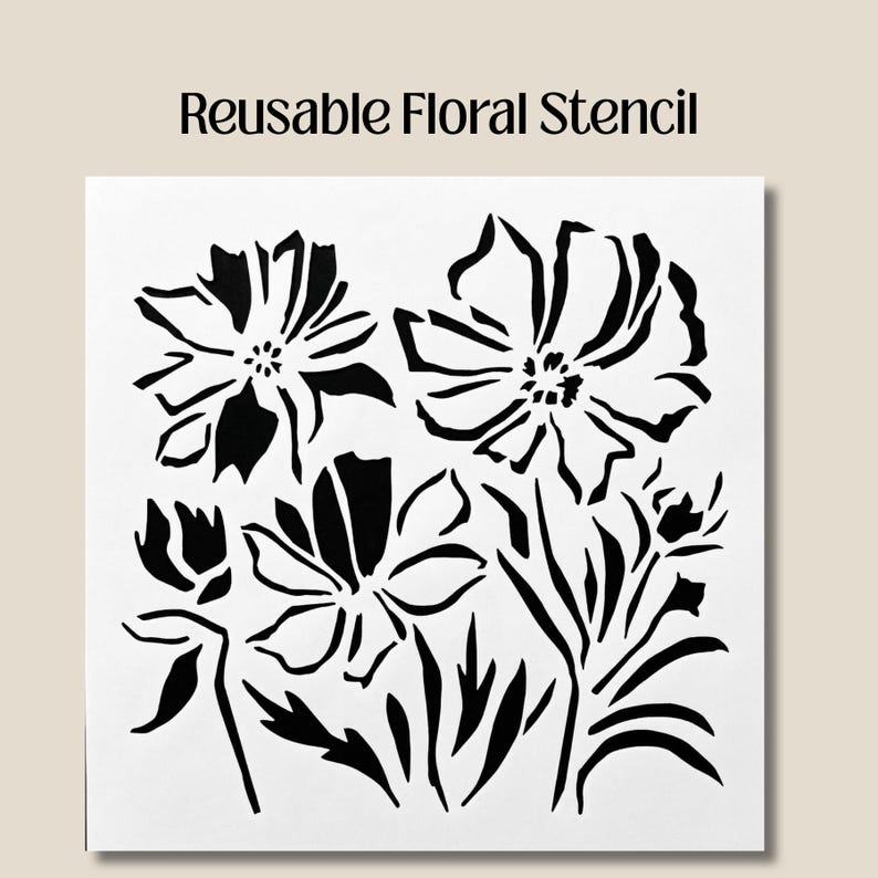 Puede incluir: Un est&eacute;ncil floral reutilizable con un dise&ntilde;o en blanco y negro de flores y follaje estilizados. El texto "Reusable Floral Stencil" est&aacute; impreso en la parte superior. El est&eacute;ncil est&aacute; sobre un fondo blanco.
