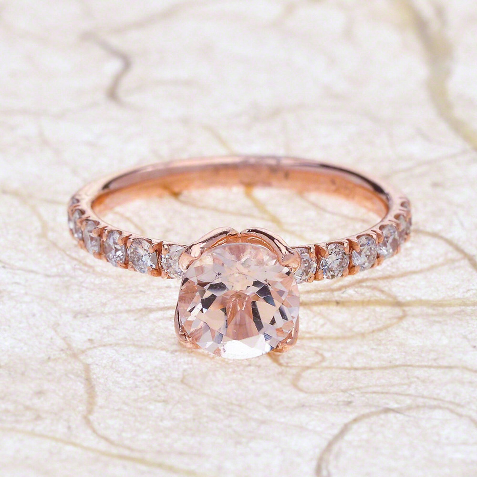 Morganite Rose Saumon En Cabochon Ovale 4.01 Carats - Naturelle, Inclusions, Brésil