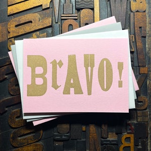 Bravo ! Carte typographique | Encres métalliques sur rose bonbon