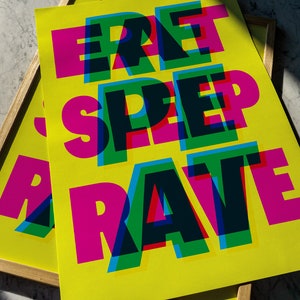 Puede incluir: Un póster amarillo con las palabras "Eret, Spep, Rave" en una fuente en 3D en capas. Las letras son de color rosa, azul, verde y negro.