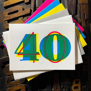Tarjeta impresa con letras del 40.° cumpleaños