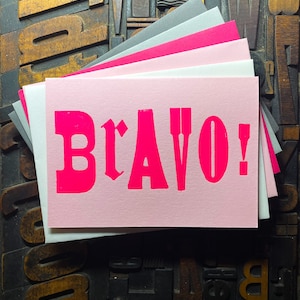 ¡Bravo! Tarjeta tipográfica / Rosa fluorescente sobre rosa caramelo