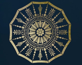 Può includere: Stencil dorato con un design circolare che presenta un motivo floreale e dettagli intricati. Lo stencil è su uno sfondo blu scuro.