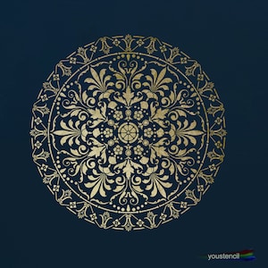 Könnte beinhalten: Ein kreisförmiges Schablonendesign mit komplizierten goldfarbenen Blumen- und Akanthusblattmustern, die in einem symmetrischen Mandala-Stil vor einem einfarbigen, dunkel marineblauen Hintergrund angeordnet sind. Der Text youstencil ist unten rechts sichtbar.