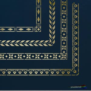 Op de afbeelding: Gouden stencil met vier verschillende randontwerpen. De ontwerpen omvatten een ruitpatroon, een bladpatroon, een bloemenpatroon en een chevronpatroon.