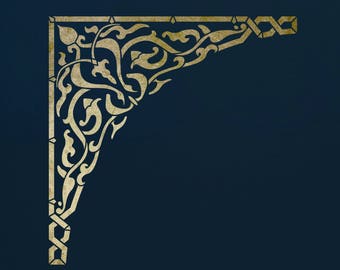 Può includere: Stencil dorato con un designo d'angolo decorativo. Il design presenta intricati motivi floreali e un motivo a catena a maglie ripetuto.