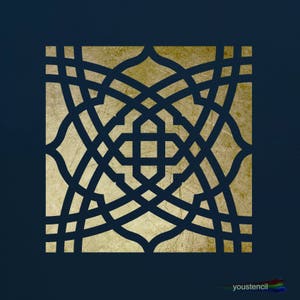 Könnte beinhalten: Eine goldene Schablone mit einem geometrischen Design, das ein sich wiederholendes Muster aus ineinandergreifenden Kreisen und Quadraten aufweist. Die Schablone befindet sich auf einem dunkelblauen Hintergrund.
