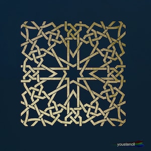 Peut inclure: Un pochoir géométrique doré avec un motif complexe et délicat sur un fond bleu foncé. Le pochoir est fait d'un matériau fin et délicat, idéal pour créer des motifs complexes sur les murs, les meubles ou d'autres surfaces.