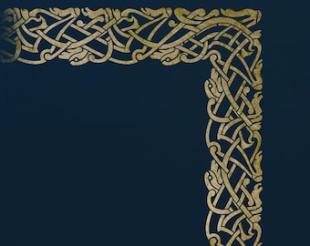 Può includere: Un disegno di nodi celtici color oro, disposto ad angolo su uno sfondo blu scuro. L'intricato motivo presenta linee intrecciate e teste di animali stilizzate, creando un bordo decorativo.