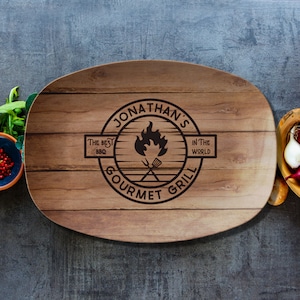 Plato personalizado / Plato personalizado con nombre / Logotipo redondo para asar a la parrilla / Regalo de madera sintética / Bandeja para servir a la familia Regalo de barbacoa / Cumpleaños de padre y padre