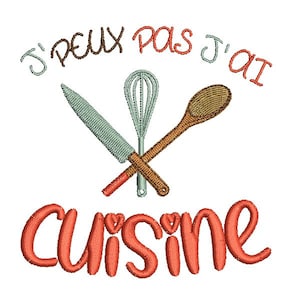 Puede incluir: Diseño bordado con el texto "J'peux pas j'ai cuisine" en rojo, con una cuchara de madera y un batidor cruzados con un cuchillo plateado.