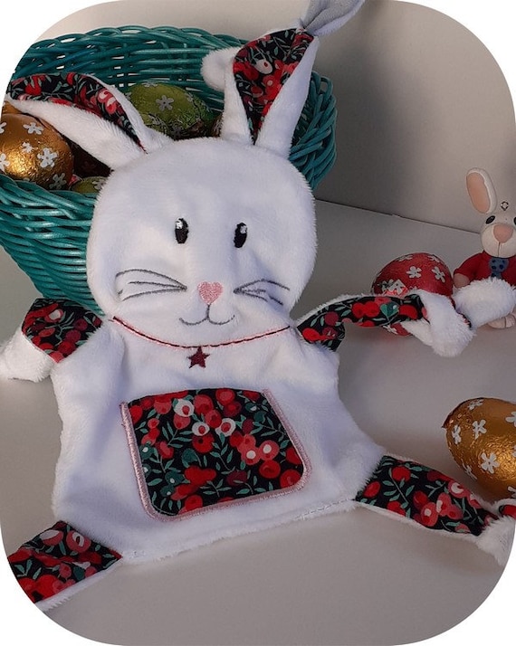 Doudou lapin broderie anglaise