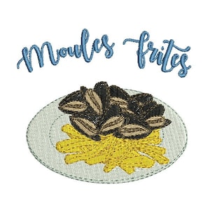 Puede incluir: Un plato blanco con una porción de mejillones y patatas fritas. El texto "Moules frites" está escrito en azul sobre el plato.