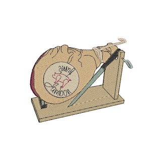 Puede incluir: Un soporte de madera con un cuchillo y un jamón entero con una etiqueta roja y blanca que dice "Jamón" y tiene una ilustración de un cerdo.