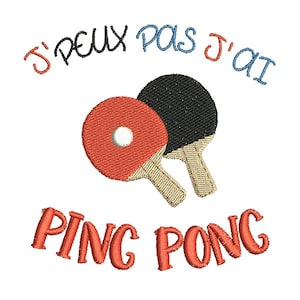 Peut inclure: Un fond blanc avec le texte "J'PEUX PAS J'AI PING PONG" en rouge et bleu. Deux raquettes de ping-pong rouge et noir sont représentées au centre de l'image.
