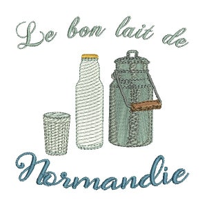 Puede incluir: Diseño bordado con un vaso de leche, una botella de leche y una jarra de leche de metal. El texto "Le bon lait de Normandie" está bordado en azul.