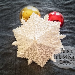 Flocon de neige 1, 3D Papercut Template SVG, PDF, JPG Dxf, Layered Christmas Ornament Bauble, Shadowbox card, Hand or Machine cut, Commercial Use